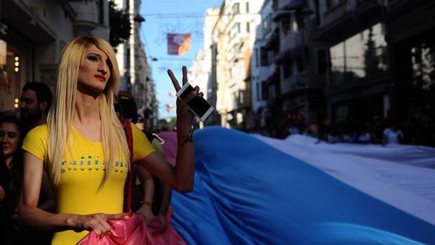 İstanbul travesti onur yürüyüşü